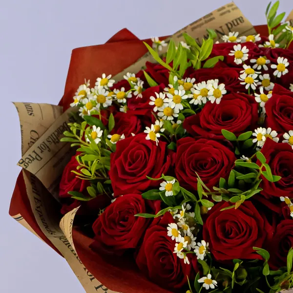 Букет из красных роз и ромашек