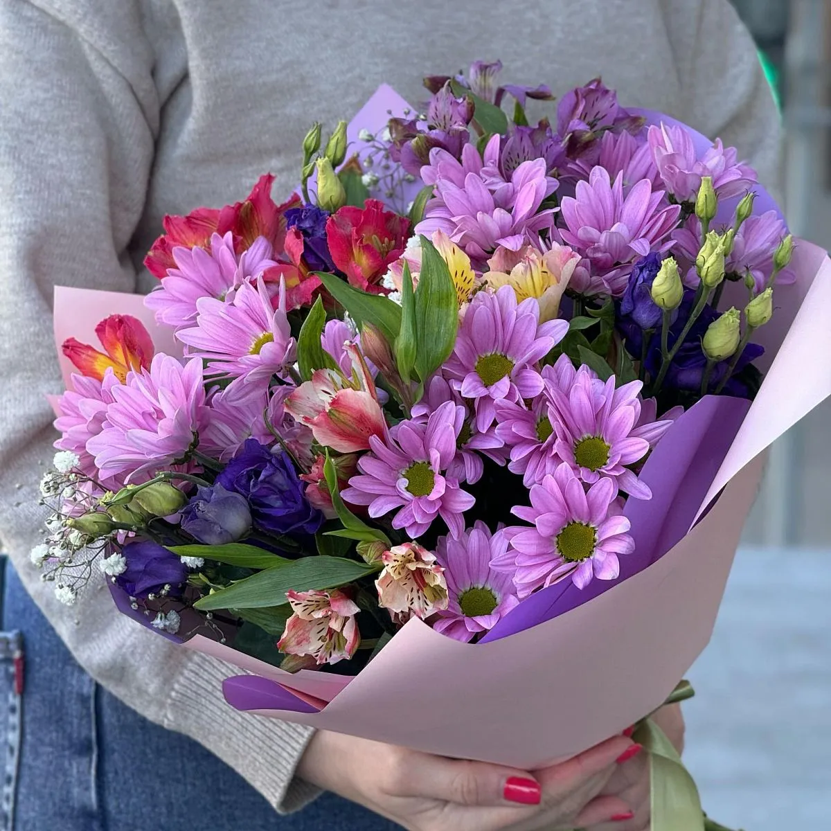 Большой букет из эустом и розовых хризантем (55 см)