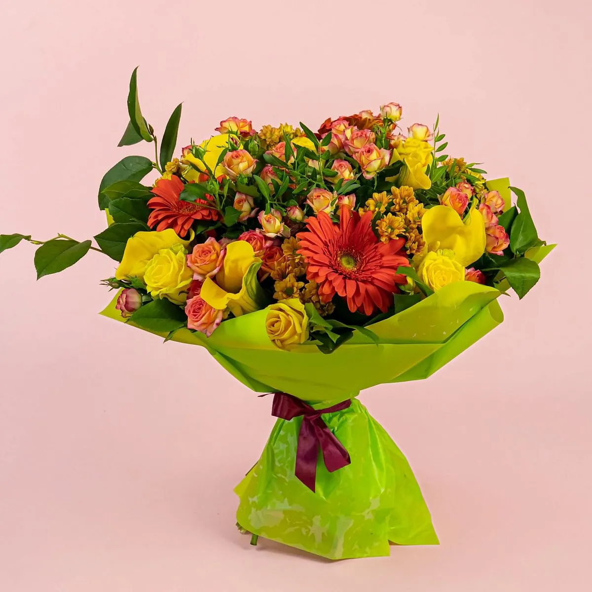 Букет из роз микс, гербер и жёлтых калл