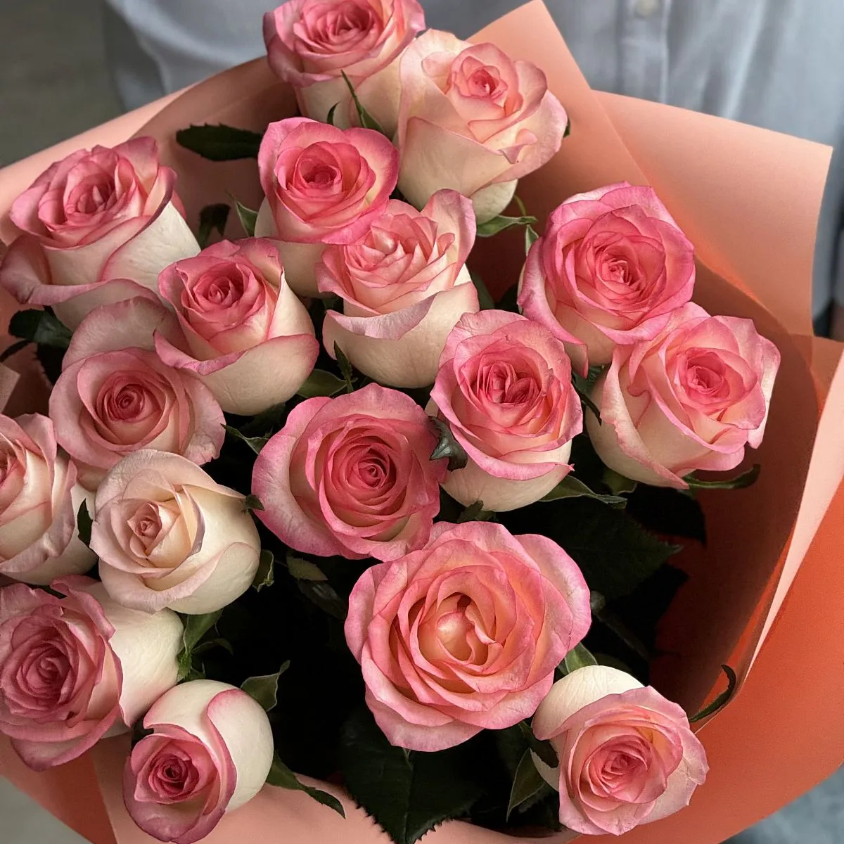 Букет из 17 розово-белых роз (50 см)