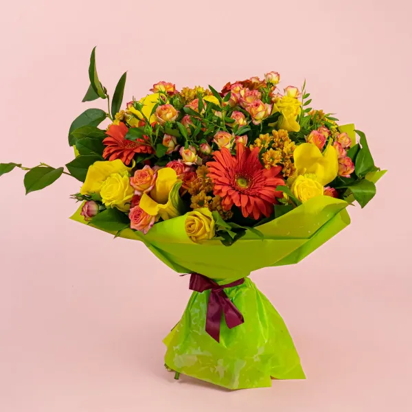 Букет из роз микс, гербер и жёлтых калл