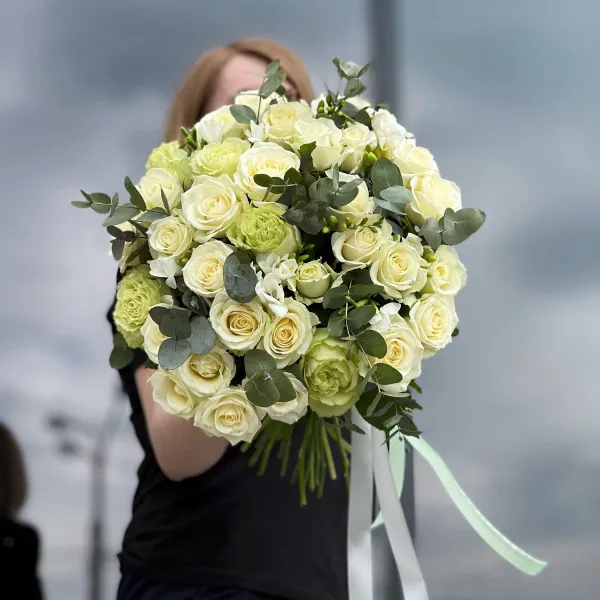 Букет из роз микс, фрезия