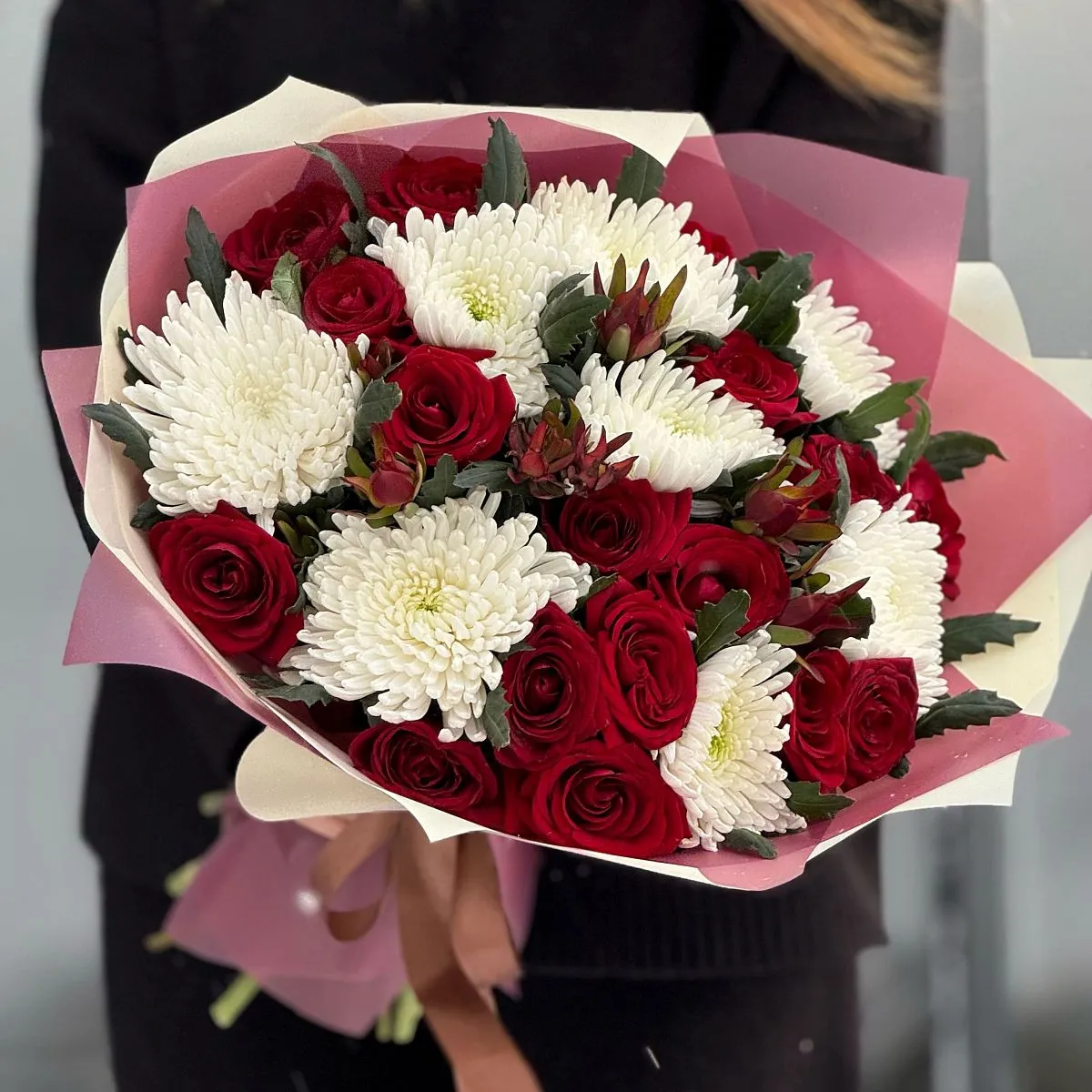 Огромный букет из хризантем, роз и сафари