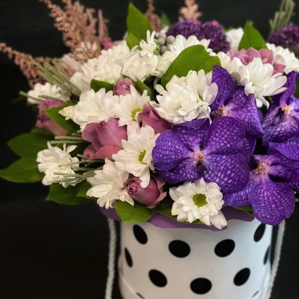 Астильбы, розы и брунии в коробке