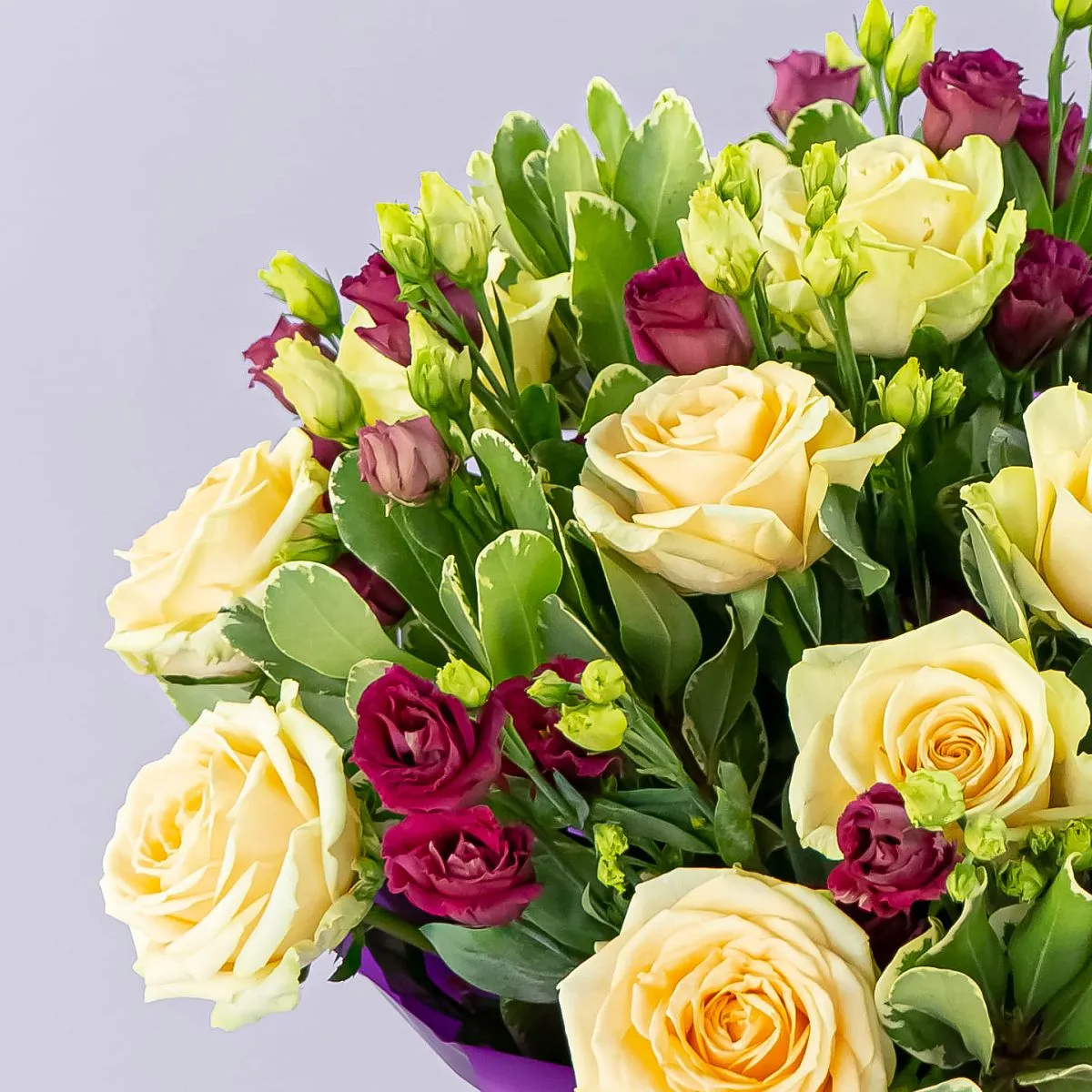 Букет из эустом и 15 кремовых роз