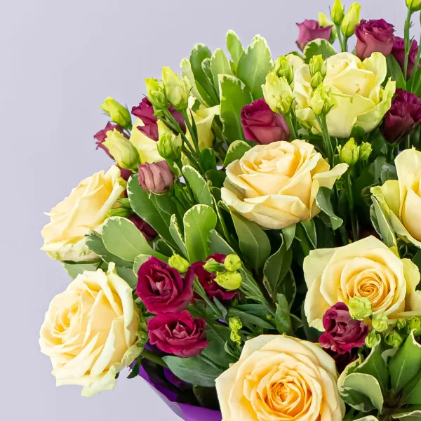 Букет из эустом и 15 кремовых роз