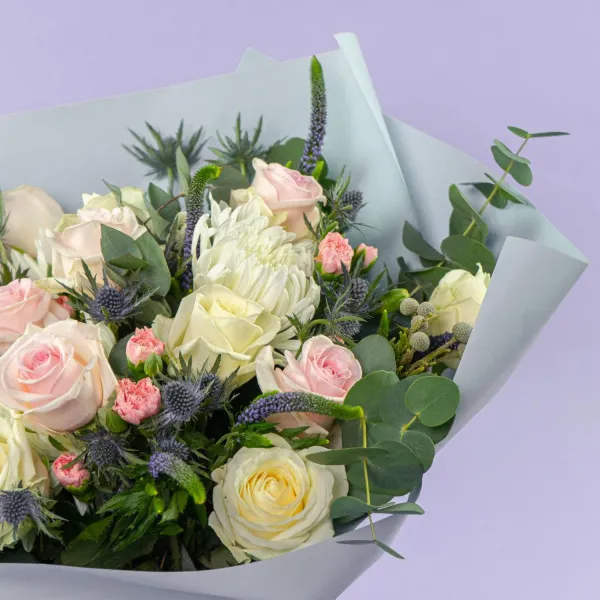 Букет из роз микс, гвоздик и хризантем