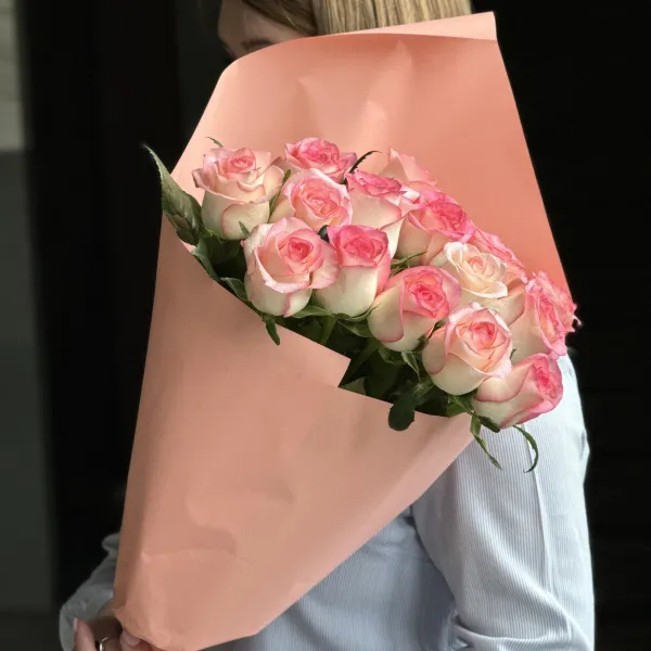 Букет из 15 розово-белых роз (70 см)