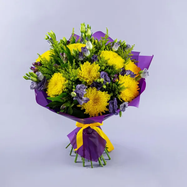 Букет из хризантем и эустом