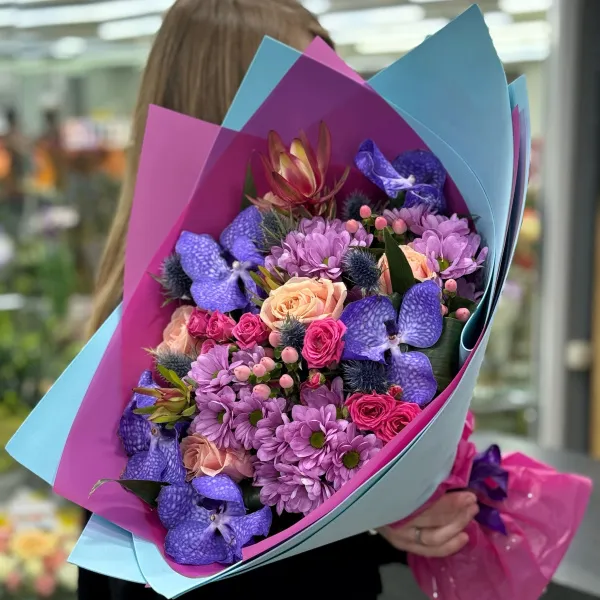 Букет из роз, гиперикума и сафари