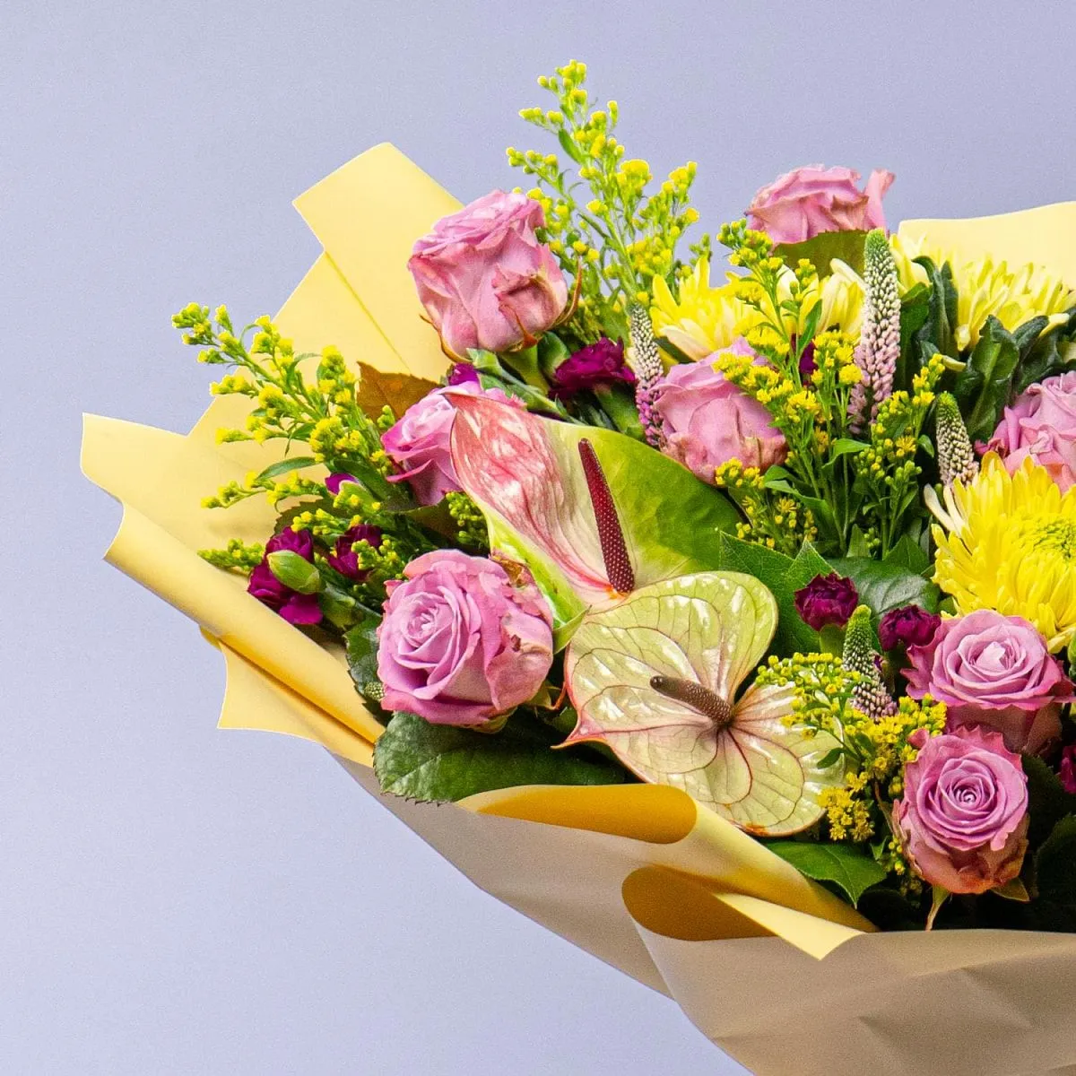 Букет из роз, антуриума и хризантем