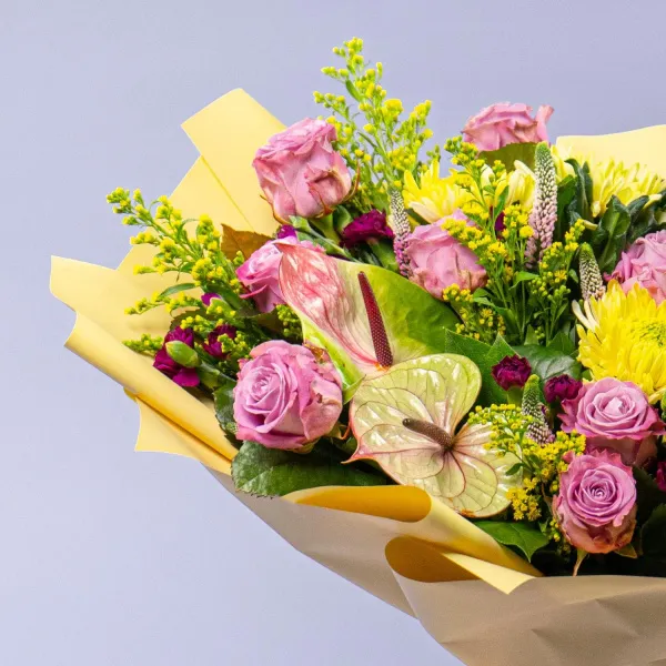 Букет из роз, антуриума и хризантем