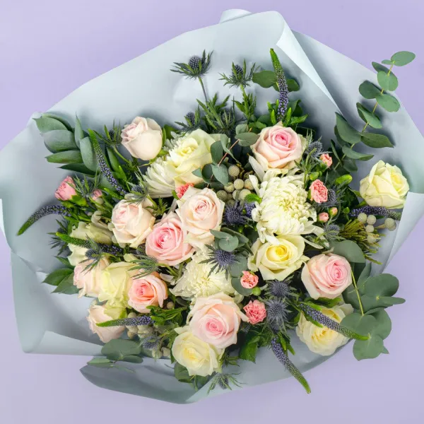 Букет из роз микс, гвоздик и хризантем