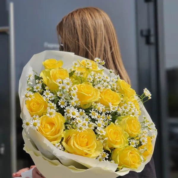 Букет из роз, танацетум и фисташек