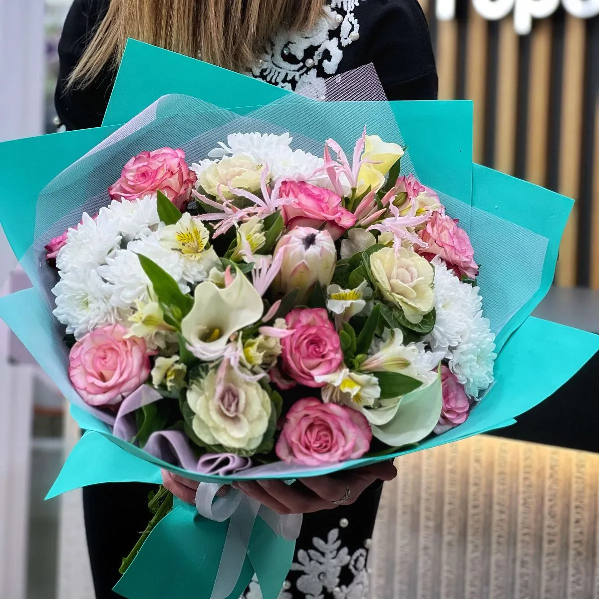 Огромный букет из роз, альстромерии и хризантем