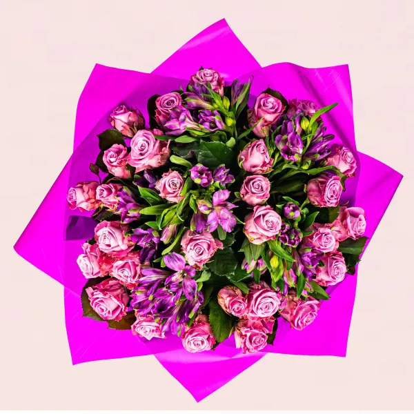 Букет из розовых роз и альстромерий