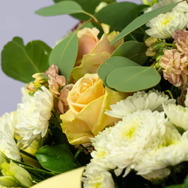 Букет из маттиол, роз и хризантем