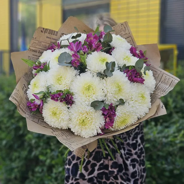 Букет из альстромерий и белых хризантем
