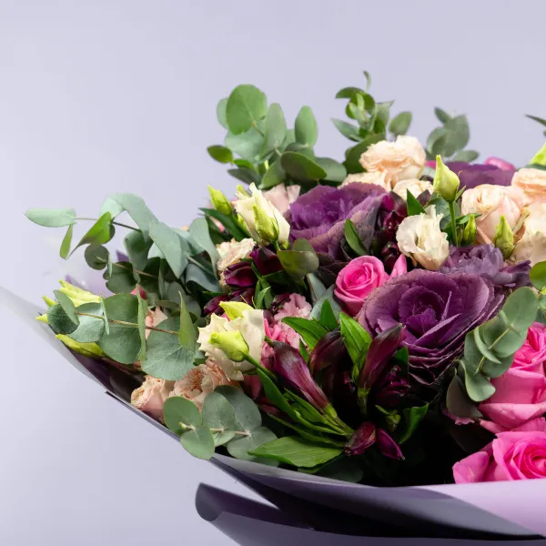 Букет из роз, гвоздик и брассики