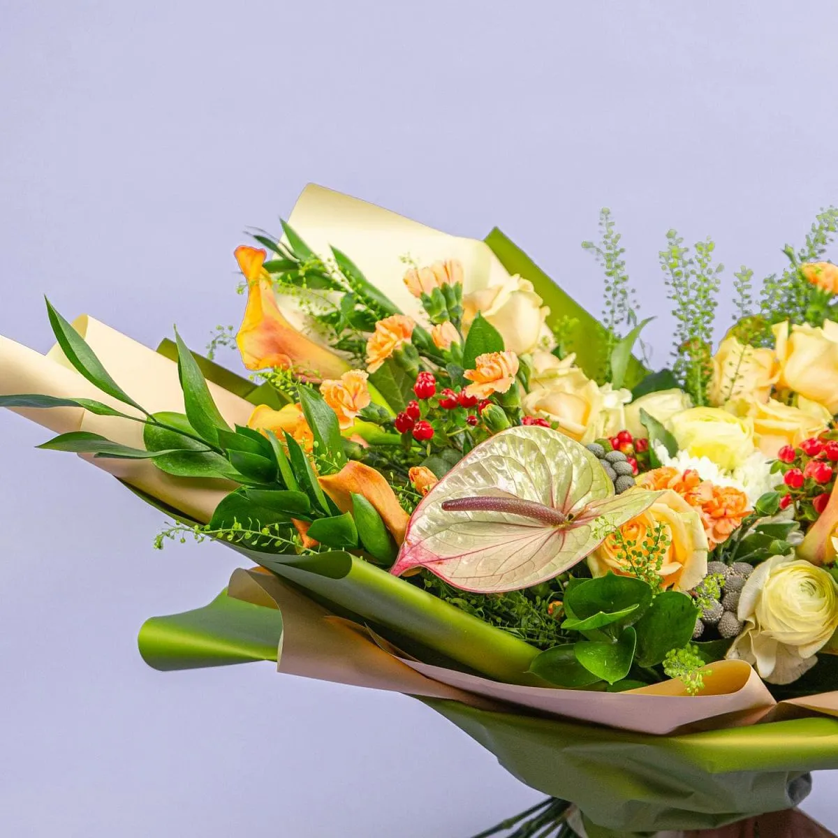 Букет из антуриума, роз и гвоздик