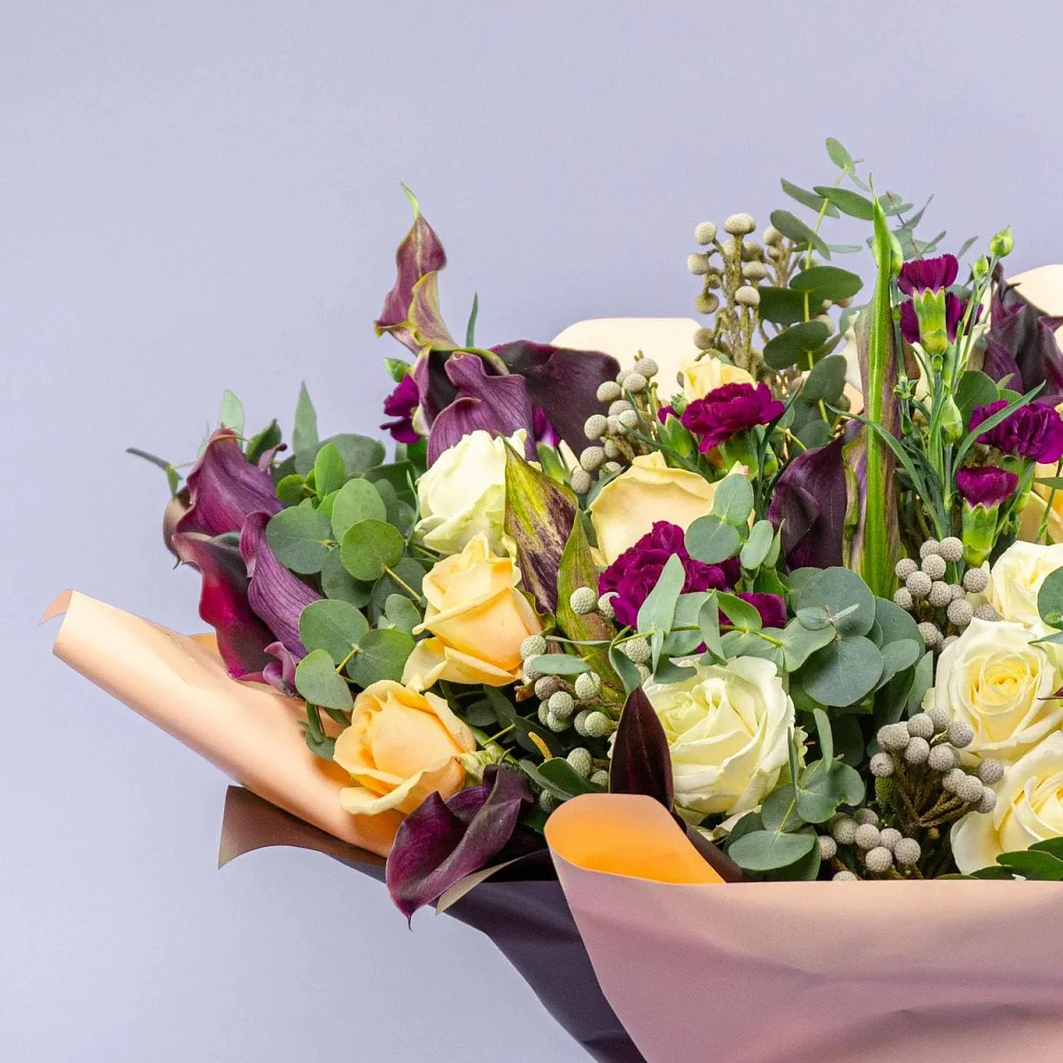 Букет из роз, калл и гвоздик