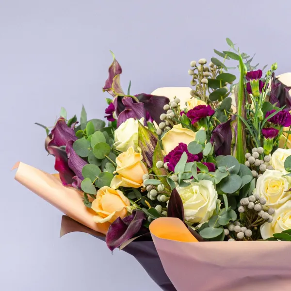 Букет из роз, калл и гвоздик