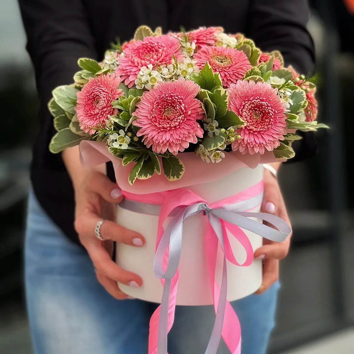 Герберы и питтоспорумы в коробке