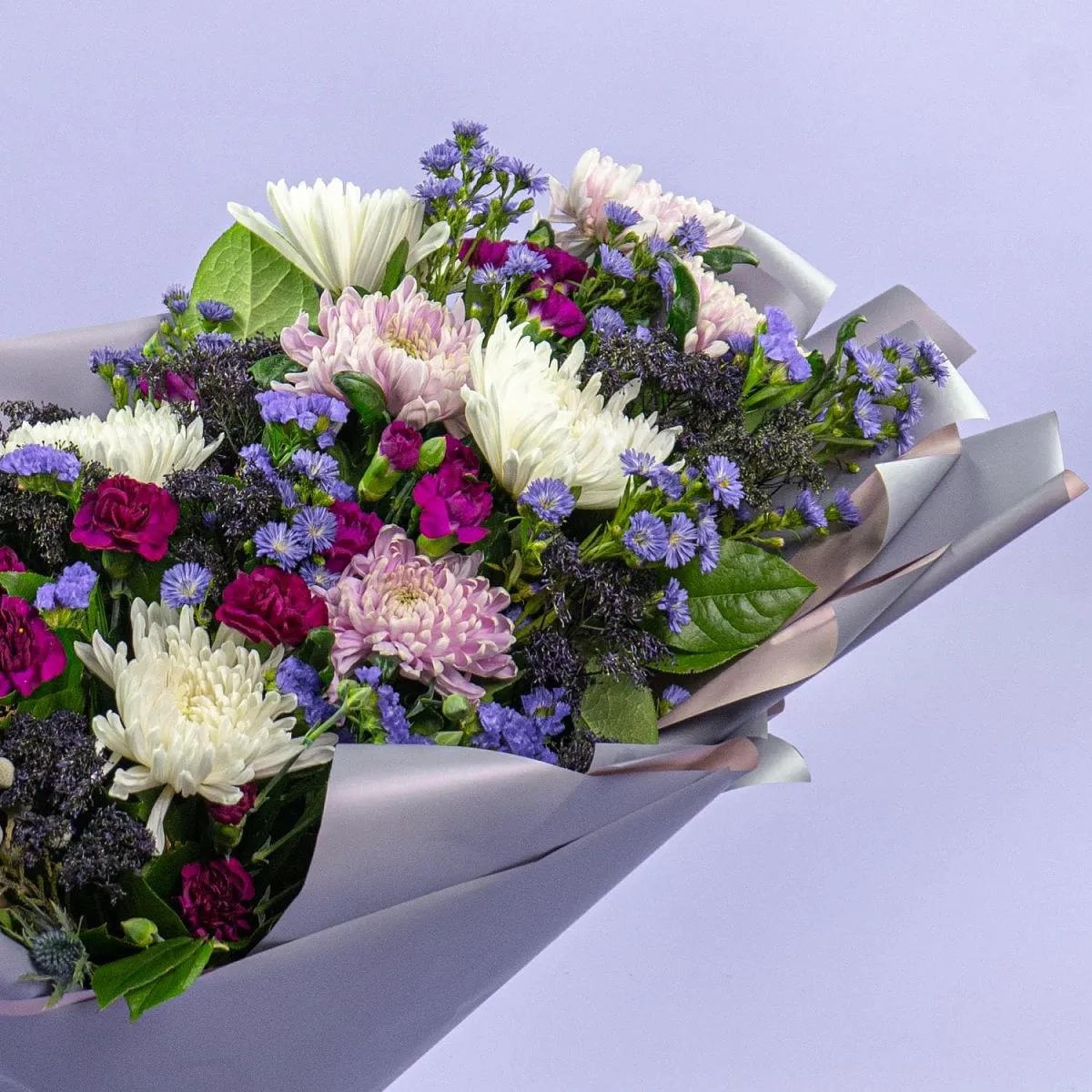 Букет из хризантем, гвоздик и статицы