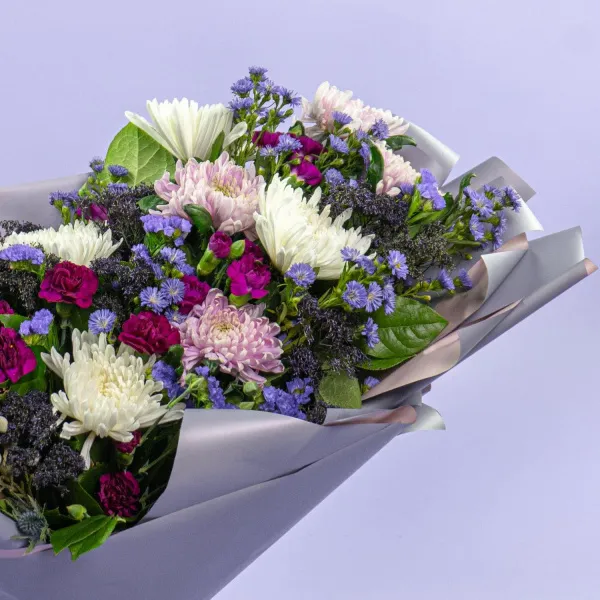 Букет из хризантем, гвоздик и статицы