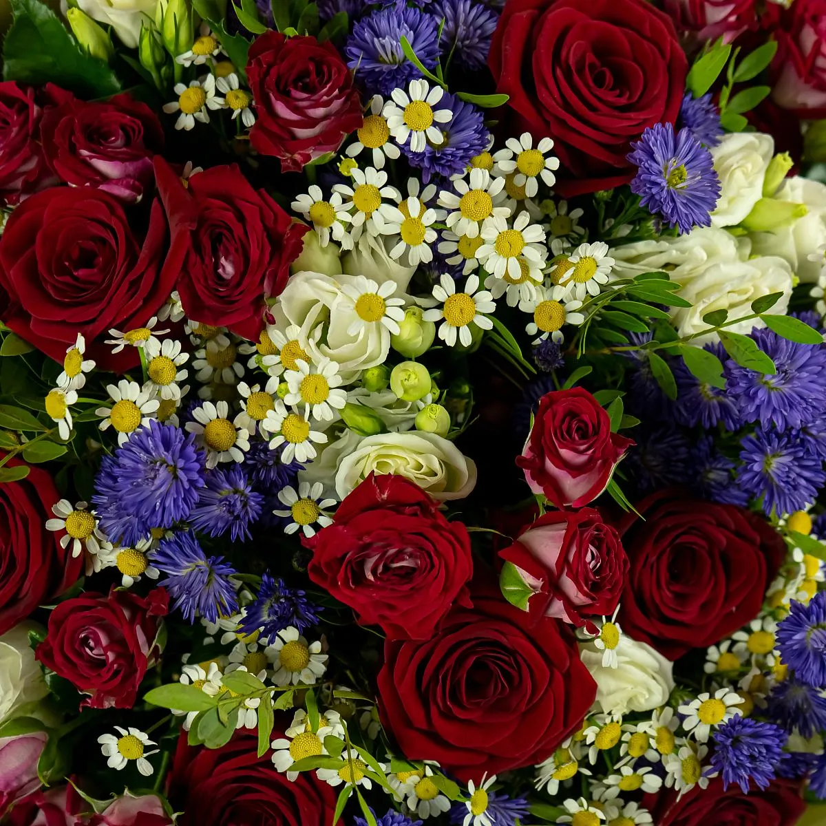 Букет из роз микс, ромашек и астеров