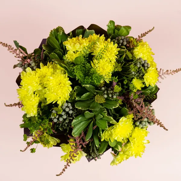 Букет из жёлтых кустовых хризантем