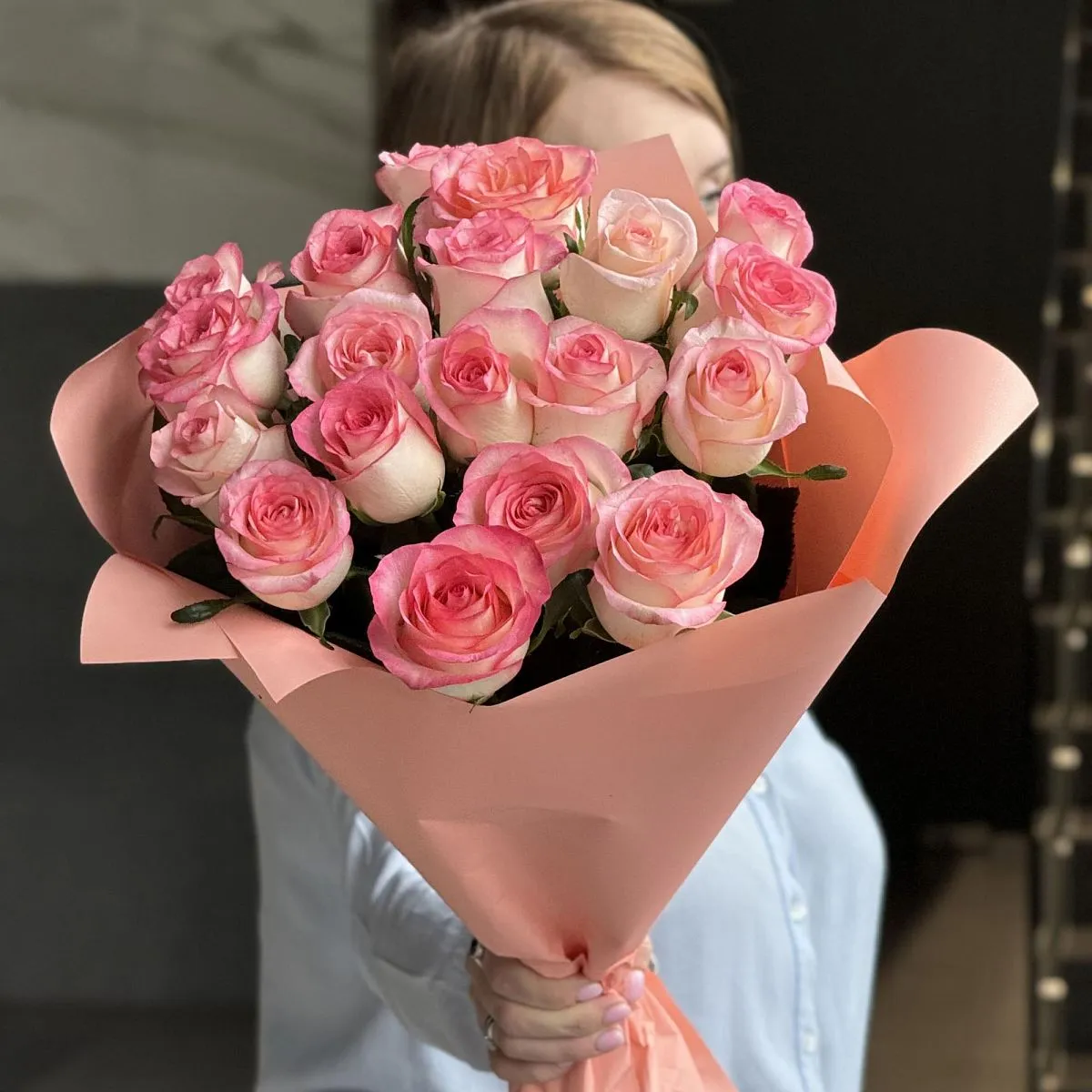 Букет из 19 розово-белых роз (50 см)