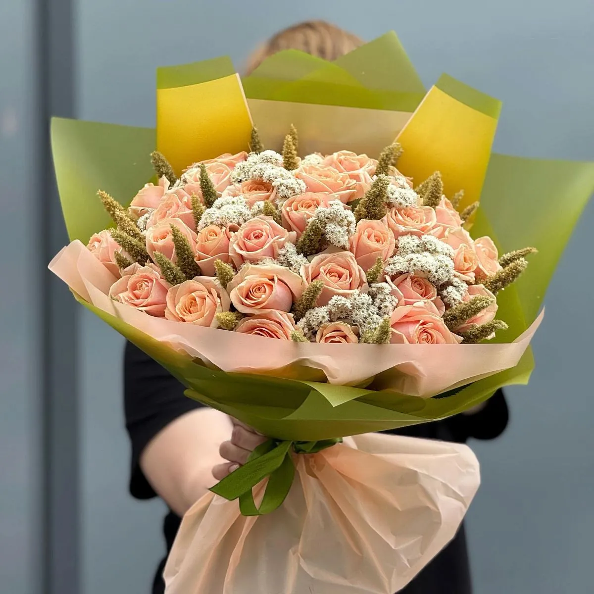 Большой букет из роз и cухоцветов