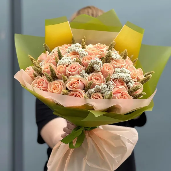 Огромный букет из роз и cухоцветов