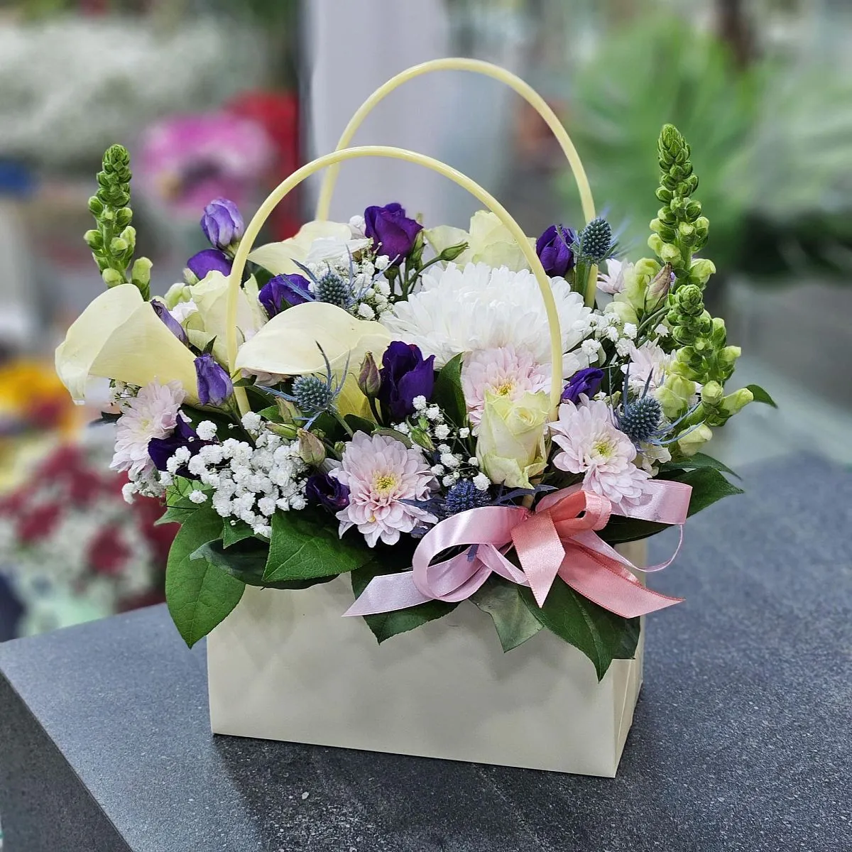 Розы, хризантемы и эустомы в коробке