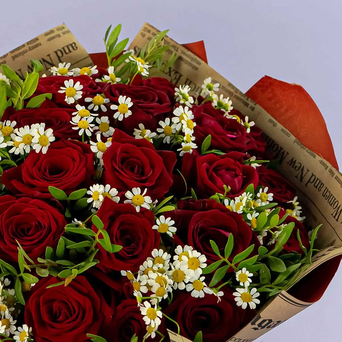 Букет из красных роз и ромашек