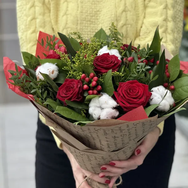 Букет из гиперикума, роз и аспидистра