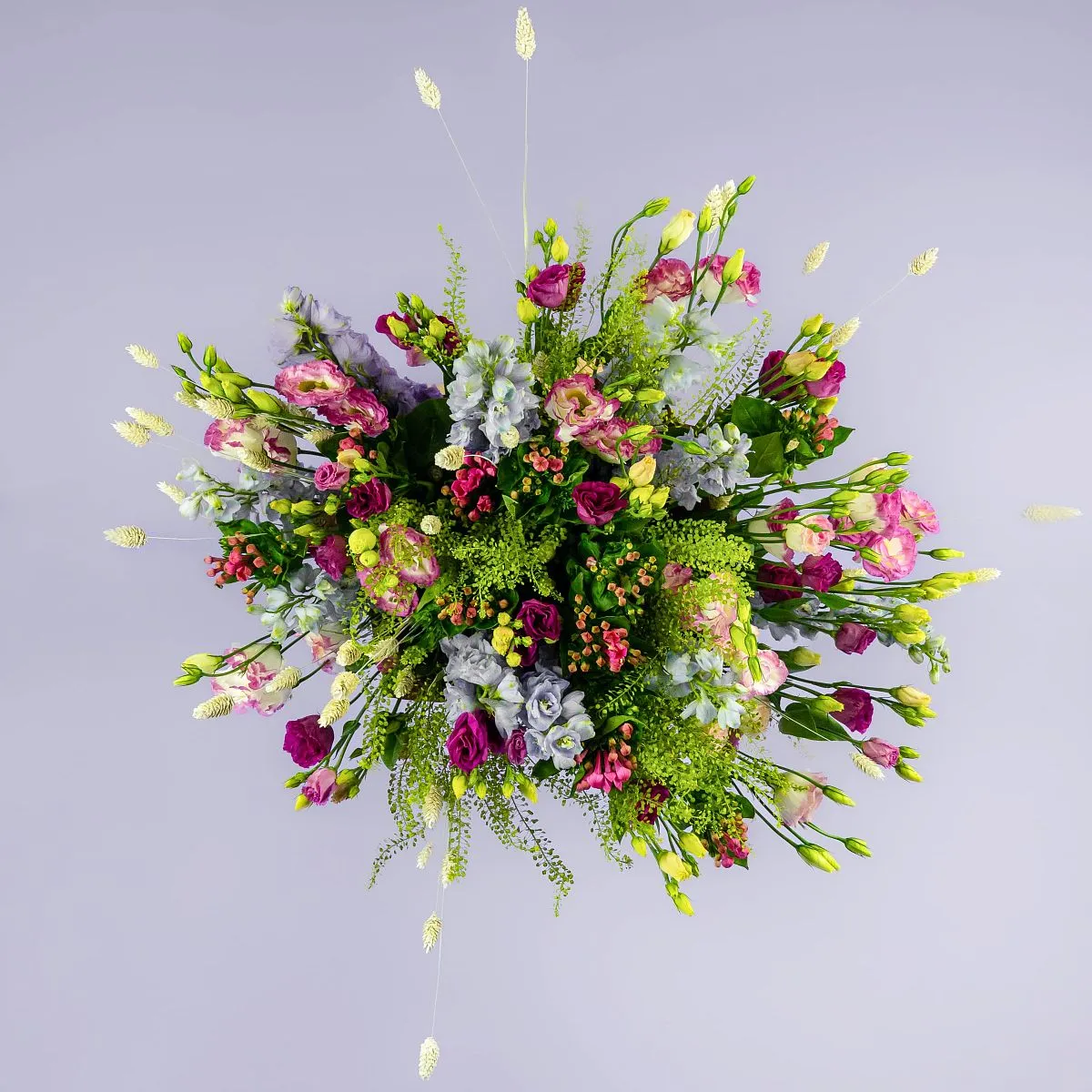 Букет из эустом и дельфиниумов