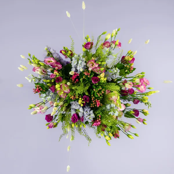 Букет из эустом и дельфиниумов