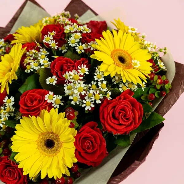 Букет из гербер, роз и ромашек