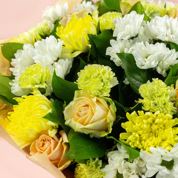 Букет из хризантем микс и гвоздик