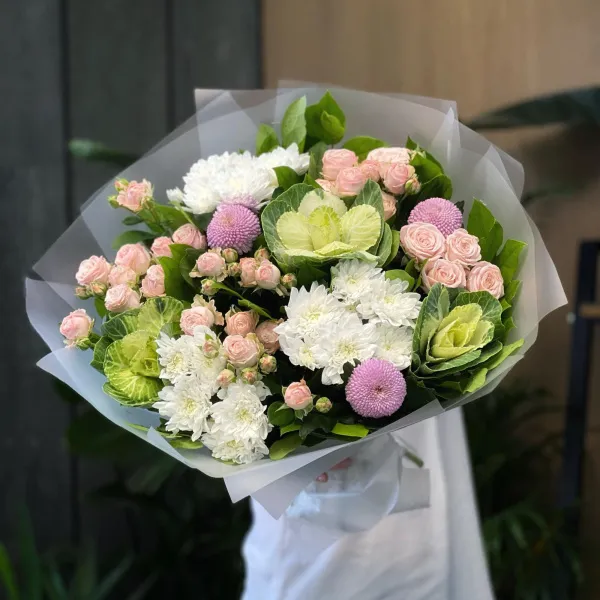 Огромный букет из хризантем, роз и брасики