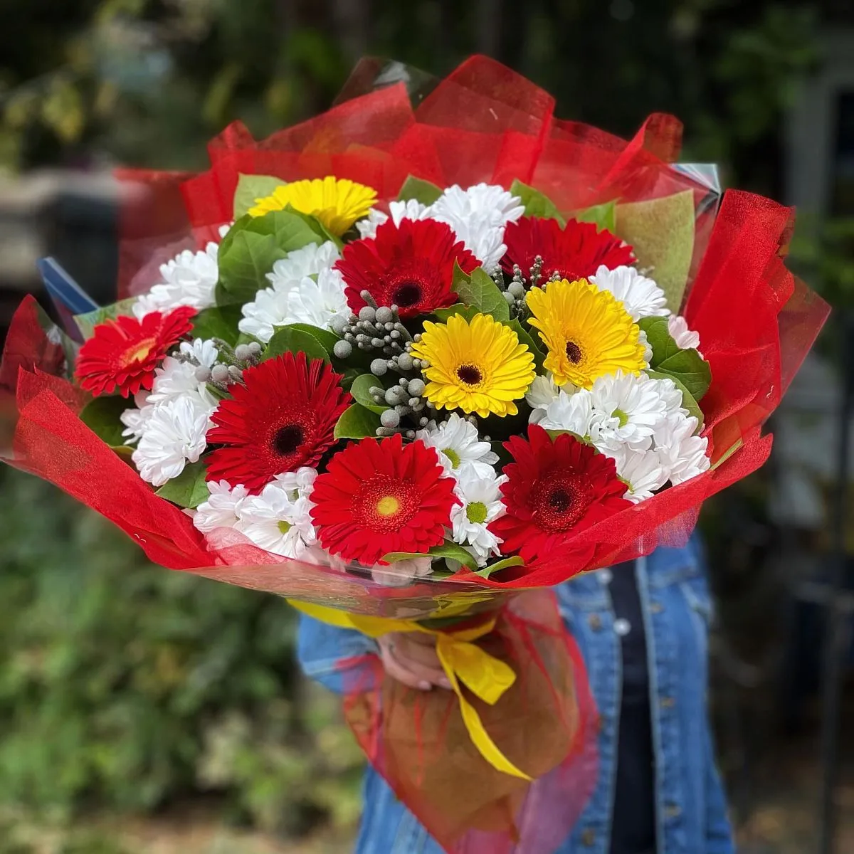 Огромный букет из хризантем, брунии и гербер