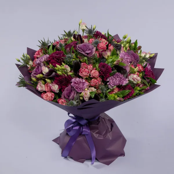 Букет из хризантем, роз и брассики