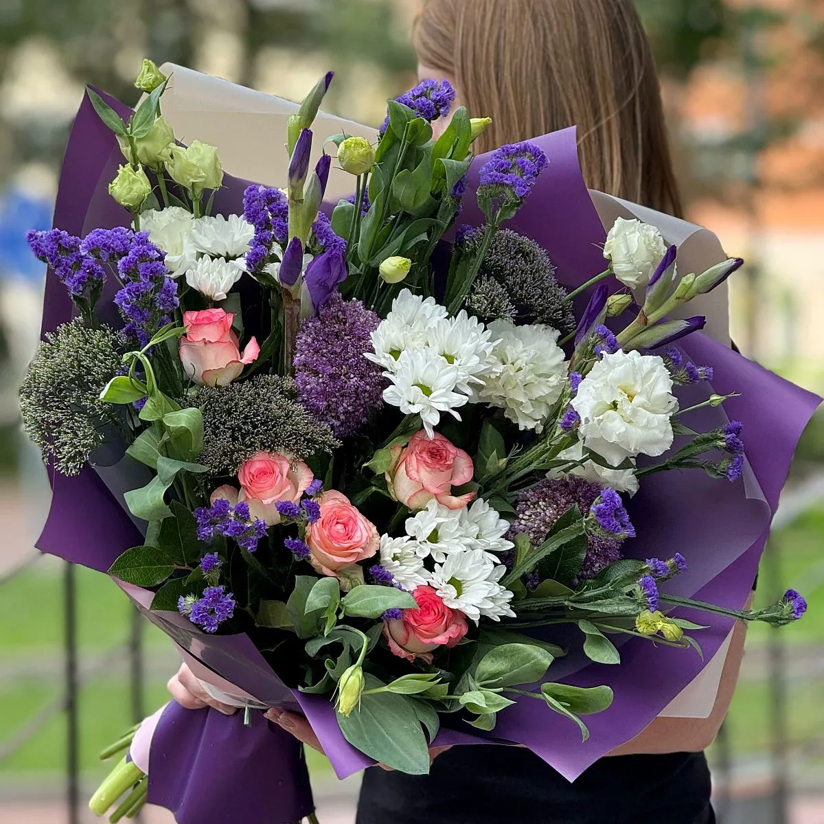 Огромный букет из роз, эустом и хризантем