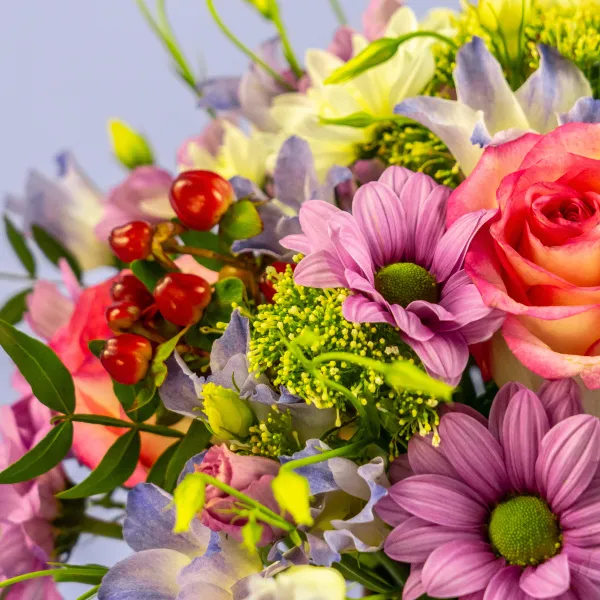 Розы, хризантемы микс, эустомы в коробке