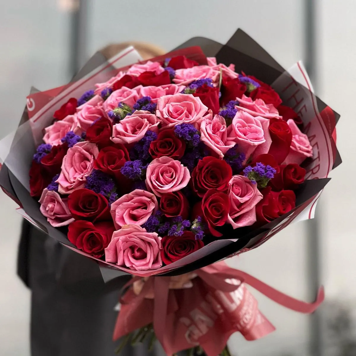 Большой букет из роз, и статицы