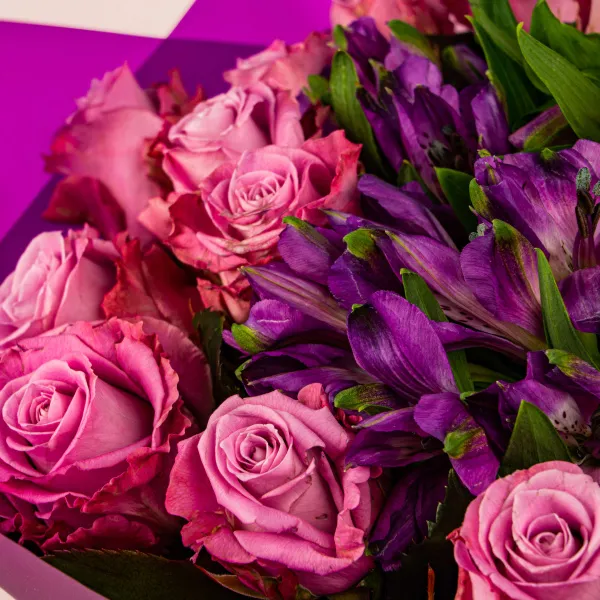 Букет из розовых роз и альстромерий