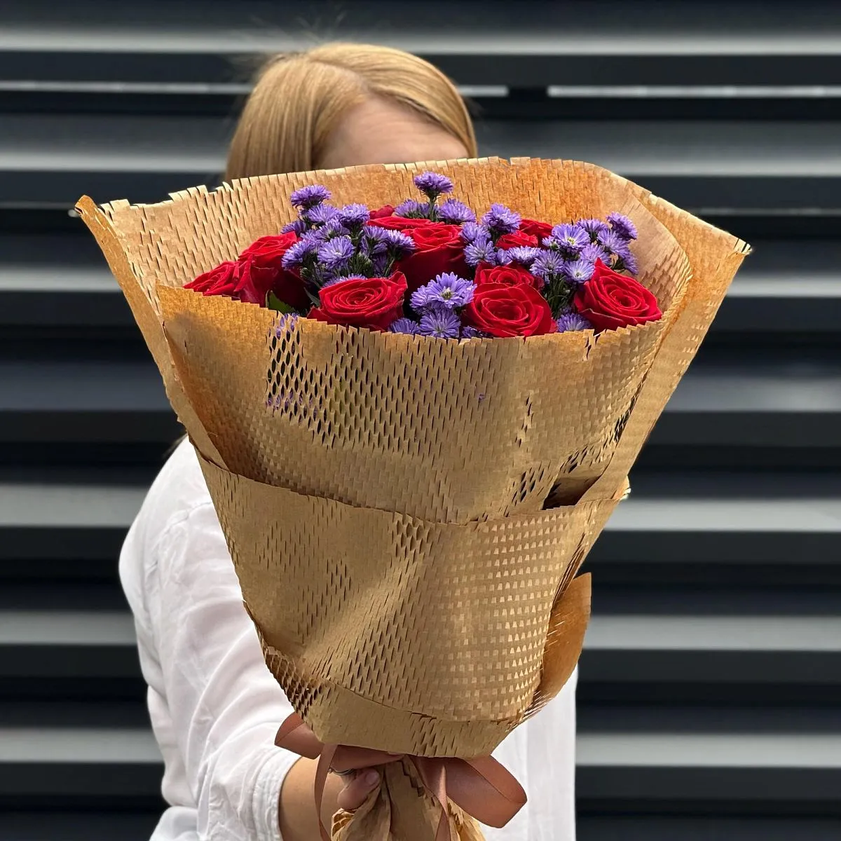 Букет из роз и астер