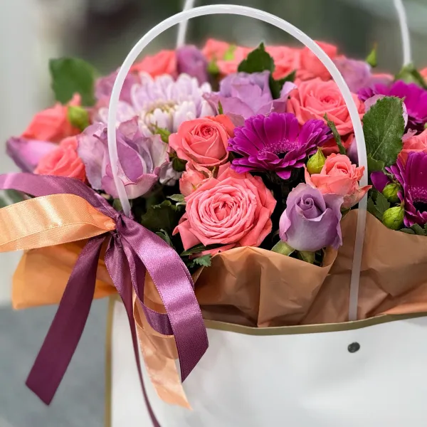 Хризантемы, розы и герберы в коробке